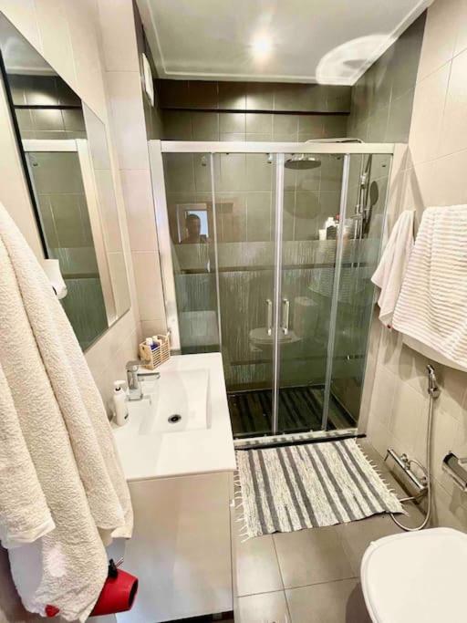 Quarto De Casal Close To Lisbon Flat Equipado Almada Extérieur photo